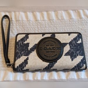 Coach Dempsey Wallet Zip Close With Wristlet Strap NWT